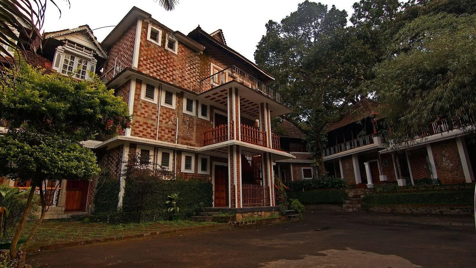 Hotel Ambadi Thekkady